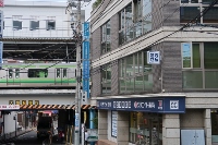 JR横浜線菊名駅のホームに隣接するビルの3階です